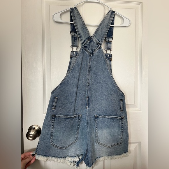 NWOT Wild Fable Distressed Denim Overall Shorts sz Small - Picture 2 of 7